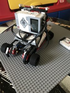 Lego Mindstorms EV3 Race Truck - 1